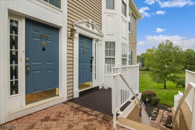 637 Magnolia Ln - Photo 1