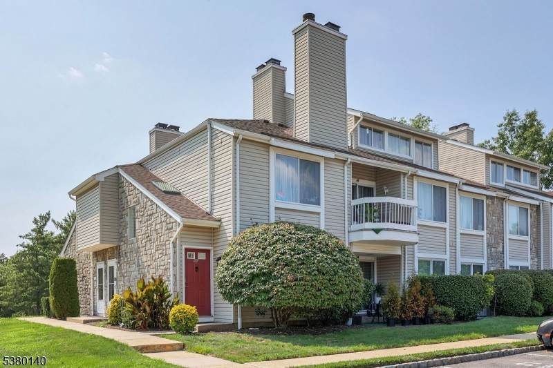 90 Farnham Sq - Photo 1