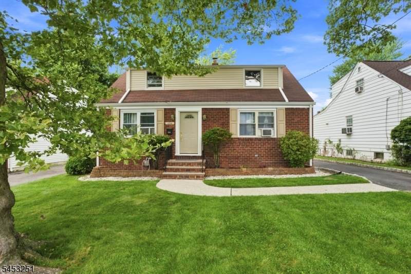 654 Howard St - Photo 1
