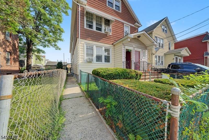 1329 Alina St - Photo 1