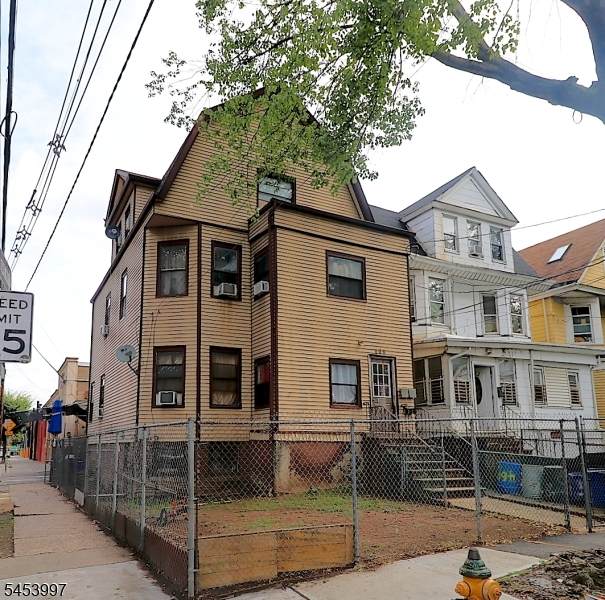 465 4Th Ave - Photo 1