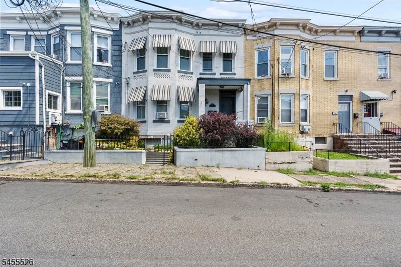 307 Henry St - Photo 1