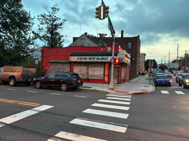 337 Oak St - Photo 1