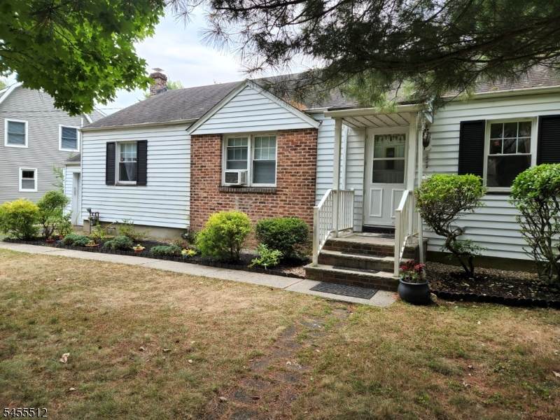 961 Crestwood Rd - Photo 1