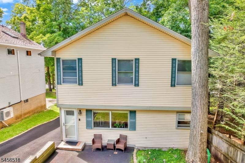 92 New York Ave - Photo 1