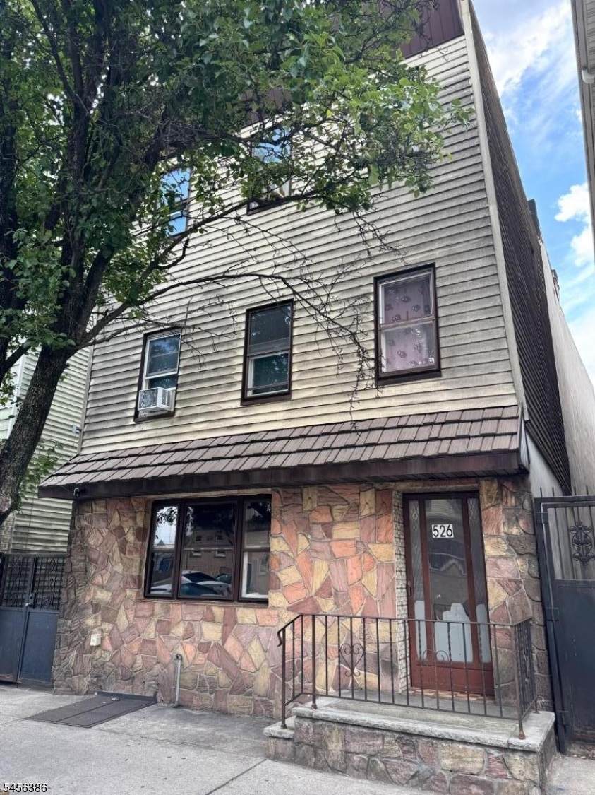 526 Market St - Photo 1