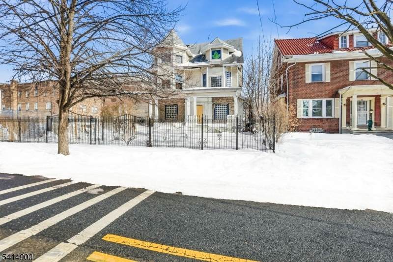 16 Ingraham Pl - Photo 1