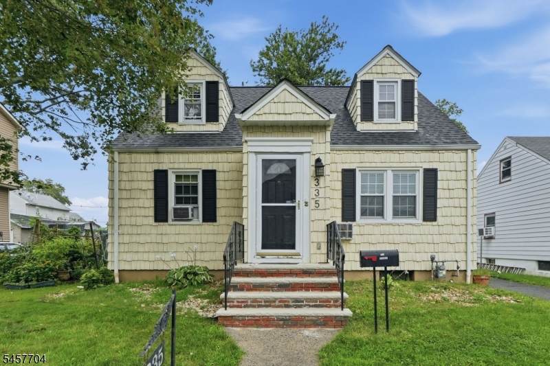 335 Dermody St - Photo 1