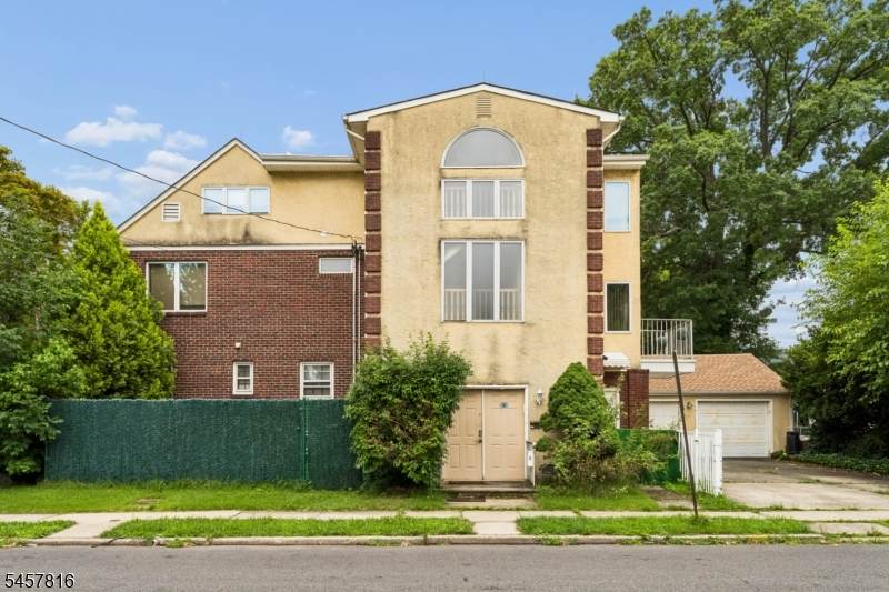 1415 N Wood Ave - Photo 1