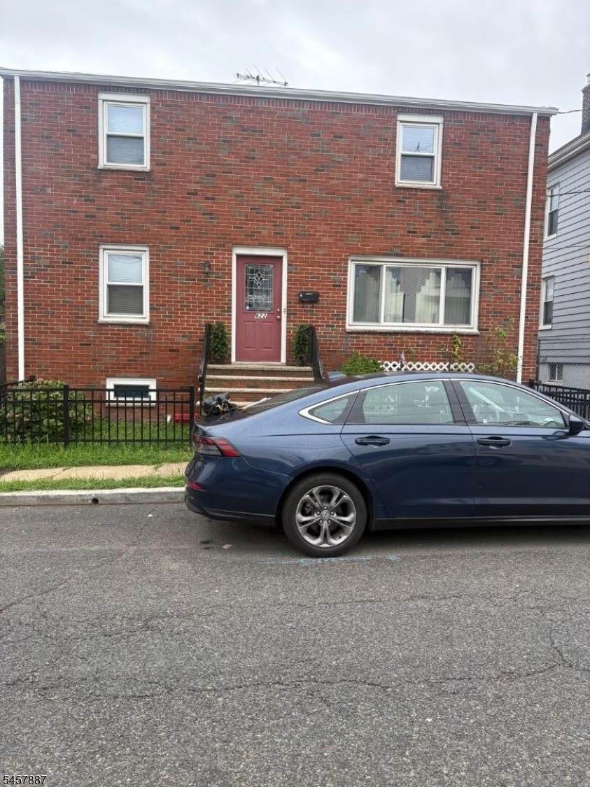 622 Montgomery - Photo 1