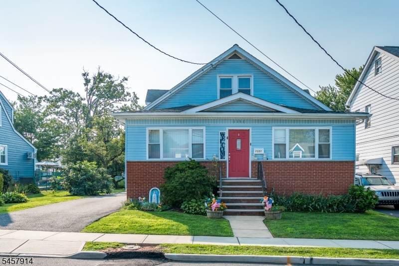 1331 Center St - Photo 1