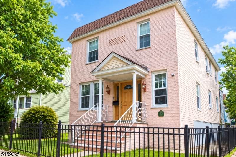 1802 Clinton St - Photo 1