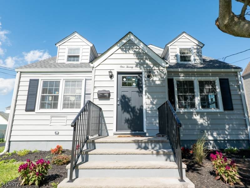 121 Kosciusko Ave - Photo 1