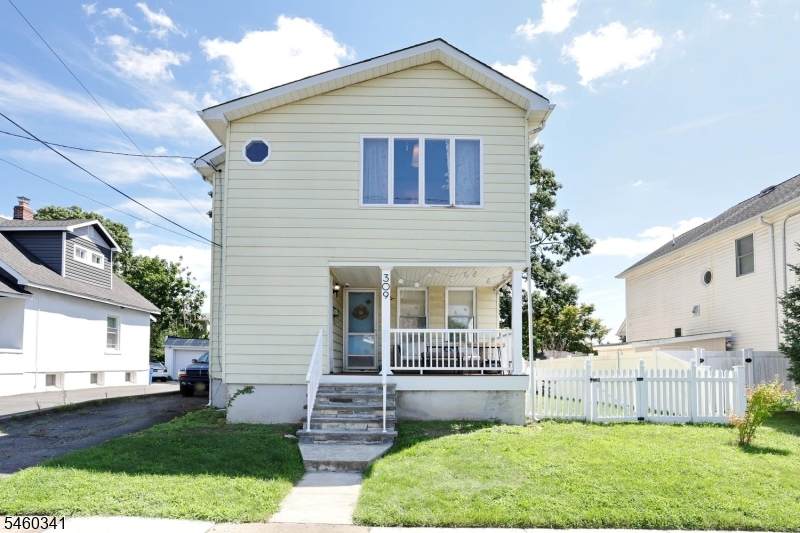309 Hawthorne Ave - Photo 1