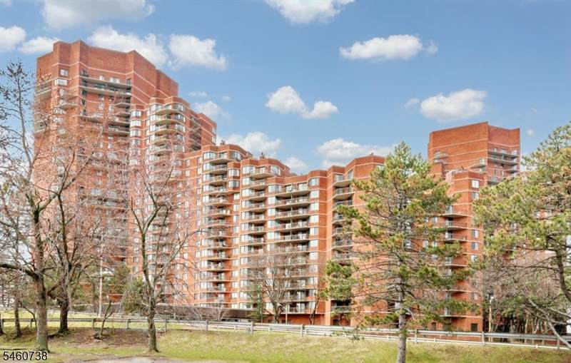 1020 Harmon Cove Tower - Photo 1