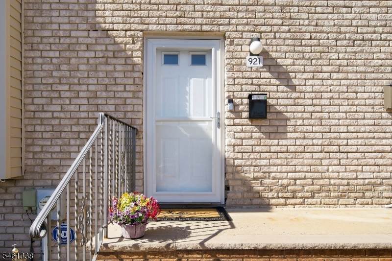 921 Robin Rd - Photo 1