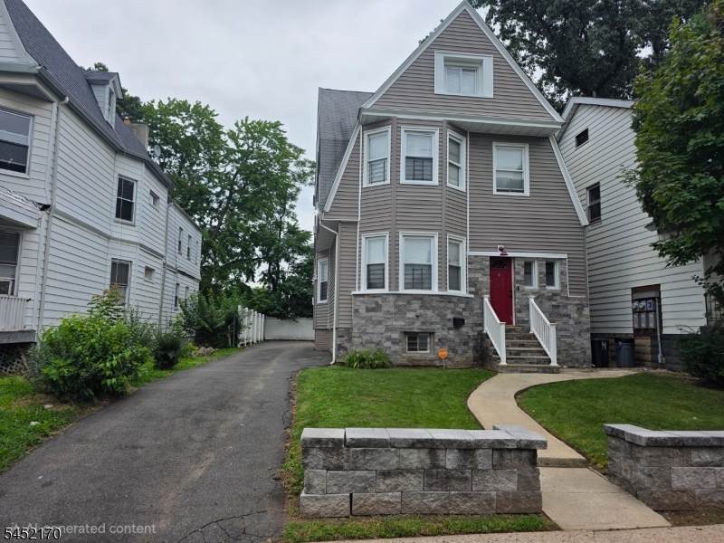 4 Hawthorne Pl - Photo 1