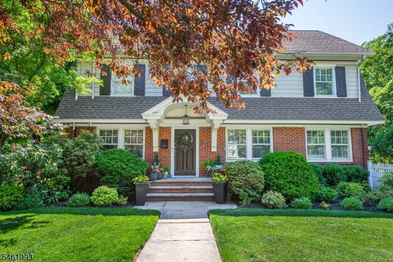331 Grove St - Photo 1