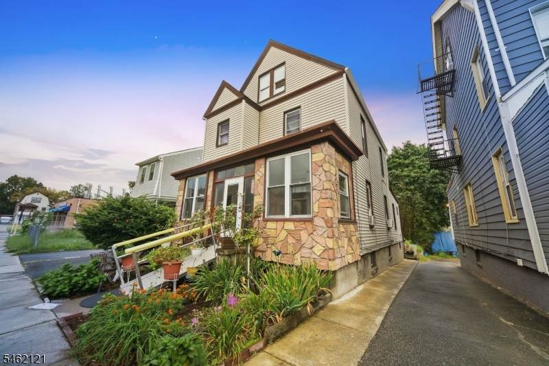 280 Lincoln St - Photo 1