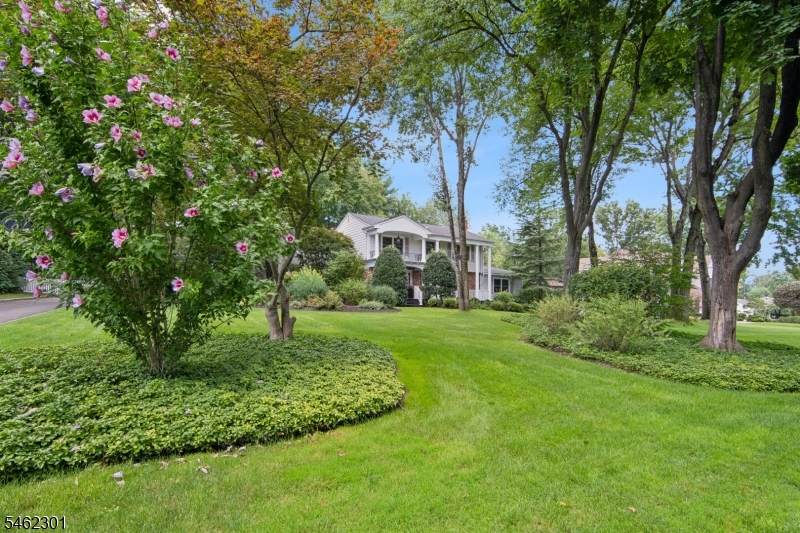 32 Stratford Dr - Photo 1