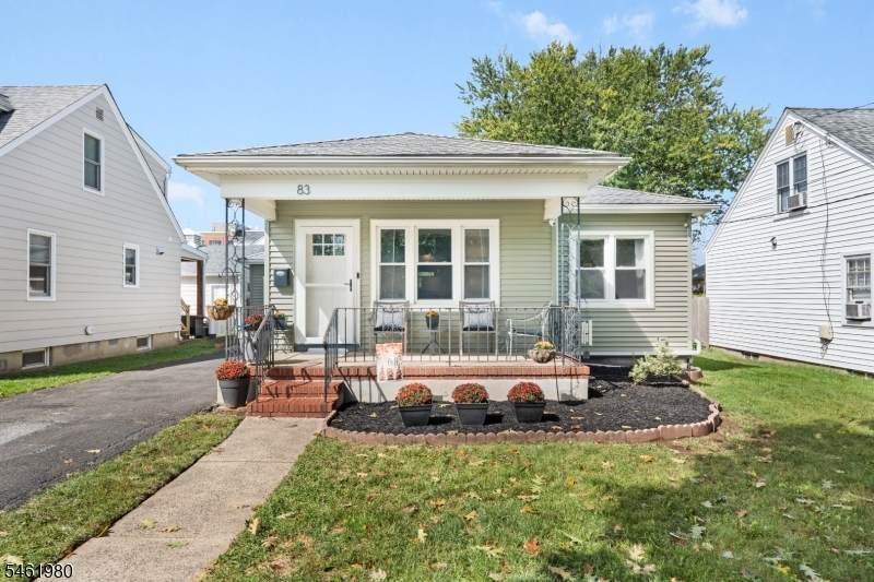 83 Eastern States Pkwy - Photo 1