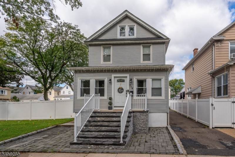 214 W 17Th St - Photo 1