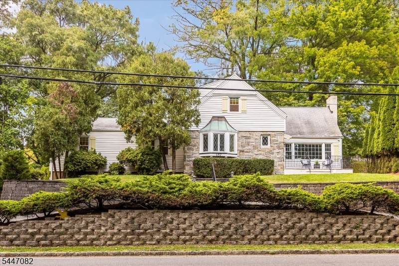 157 Laurel Ave - Photo 1