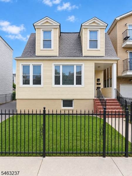 146 Leslie St - Photo 1