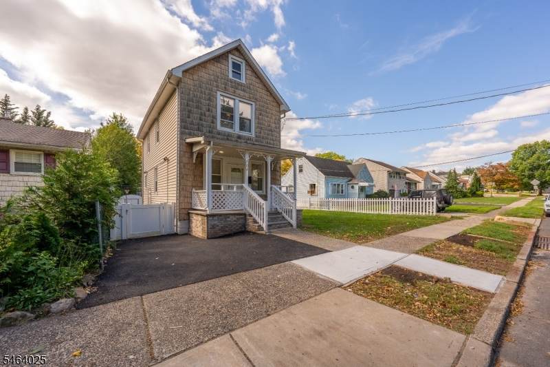 704 W Lake Ave - Photo 1