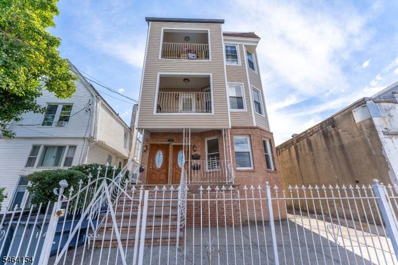 590 Hawthorne Ave - Photo 1