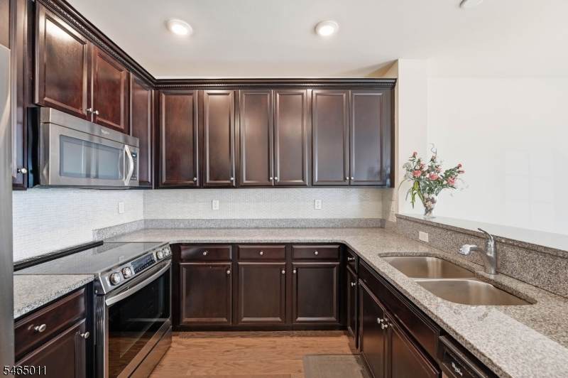 1424 Hudson Cir - Photo 1