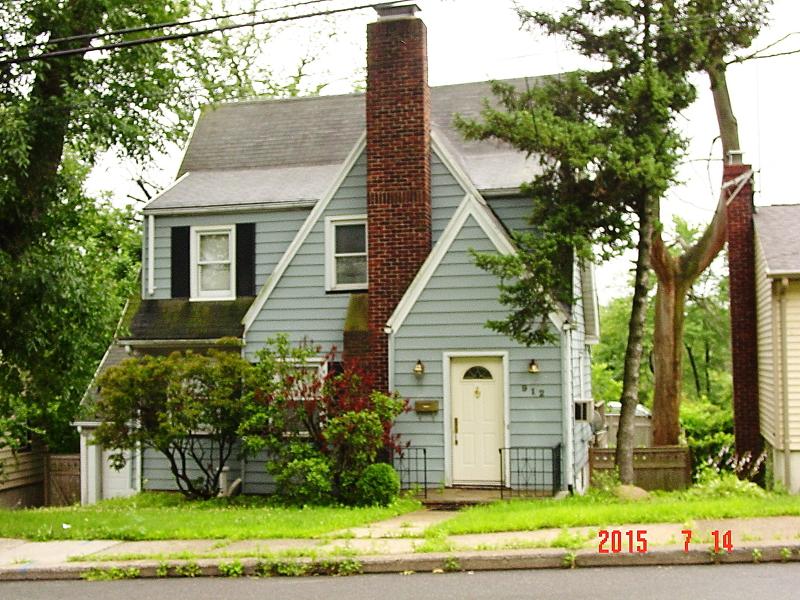 912 W Chestnut St - Photo 1