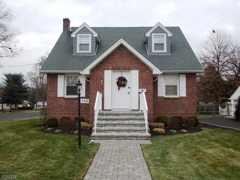 414 Tompkins Ave - Photo 1