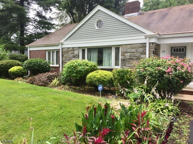 728 Irving Pl - Photo 1