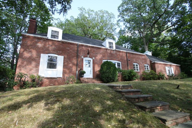 215 Summit Ave - Photo 1