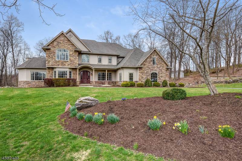 11 Village Dr - Photo 1