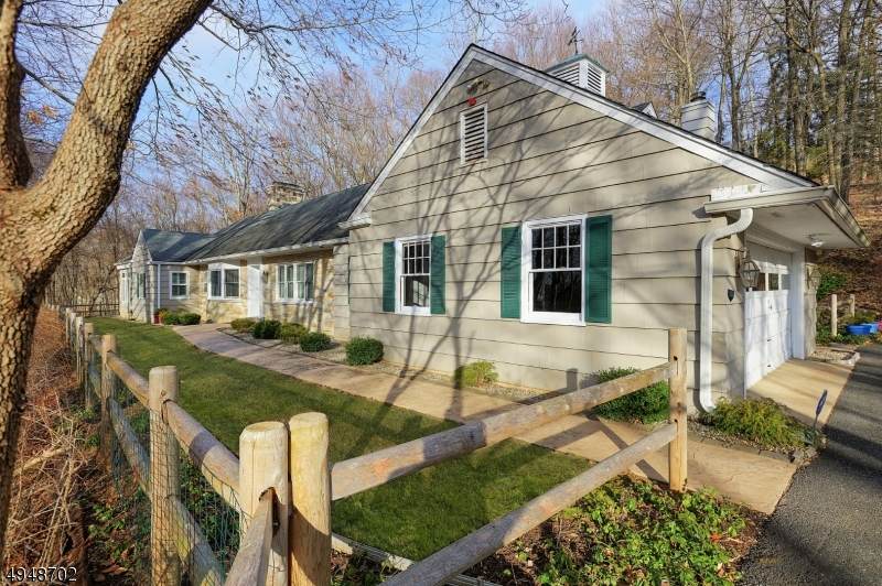 131 Peachcroft Dr - Photo 1