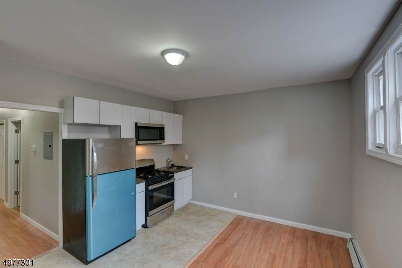 550 Grove St - Photo 1