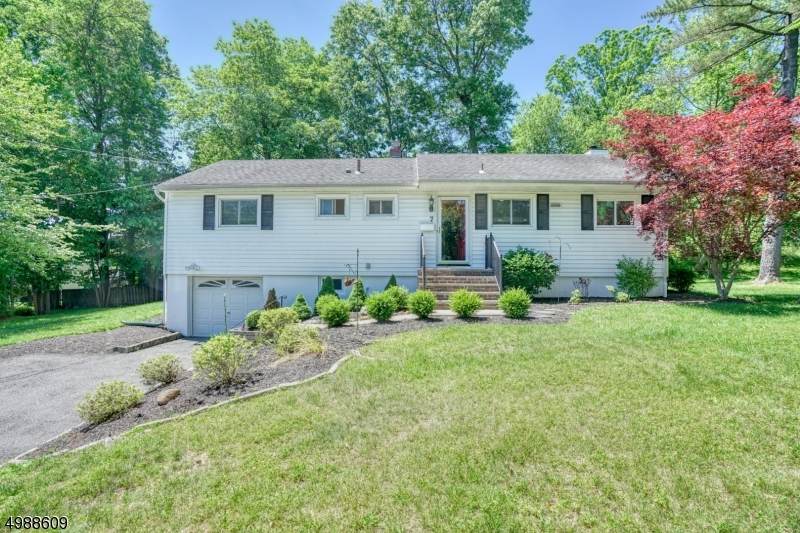 7 Locust Pl - Photo 1