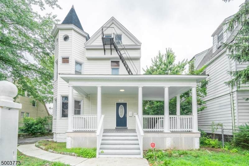 185 Park St - Photo 1