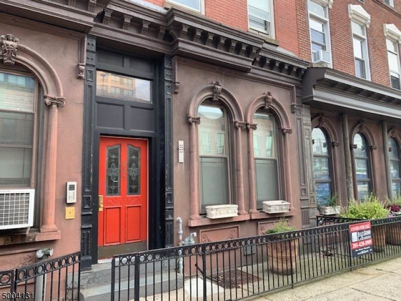 207 Fourteenth St - Photo 1
