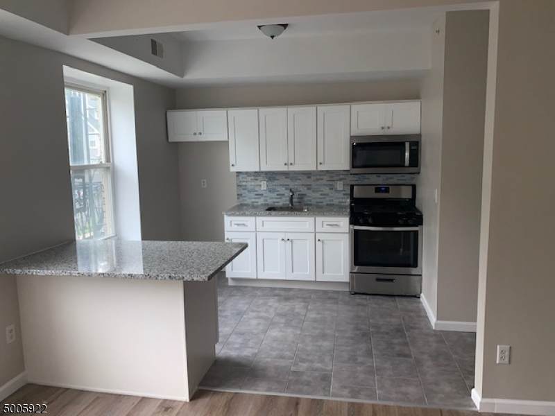 133 N Maple Ave 203 - Photo 1