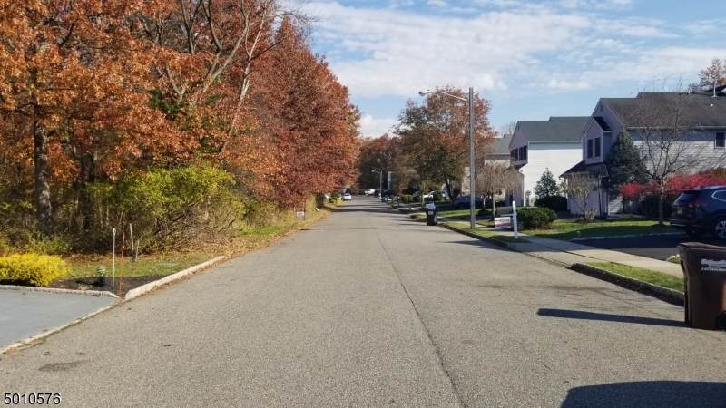 81 Woodlawn Ave - Photo 1