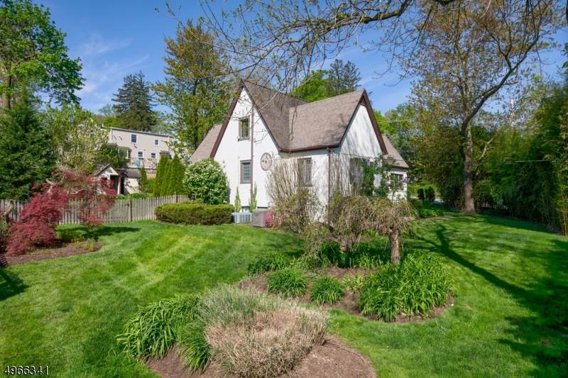 208 Park Ave - Photo 1