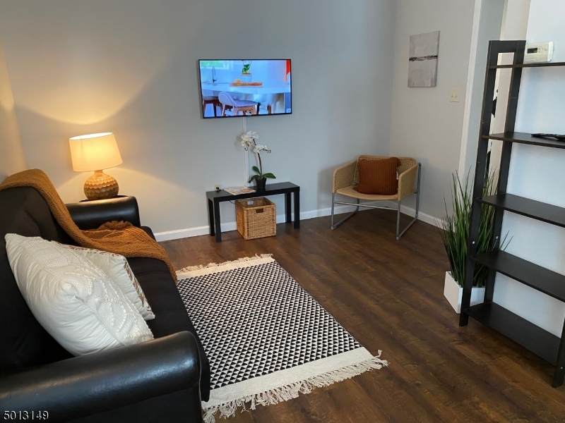 70 Alexander St - Photo 1