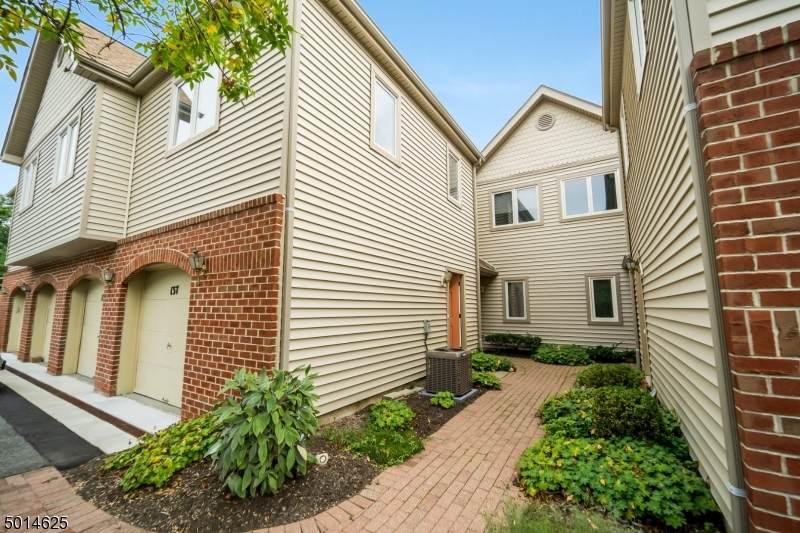 137 Sunrise Dr - Photo 1