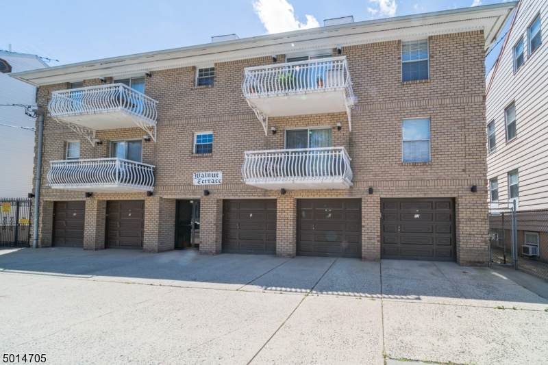 272 Walnut St - Photo 1