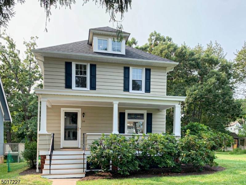 20 E Clarence St - Photo 1
