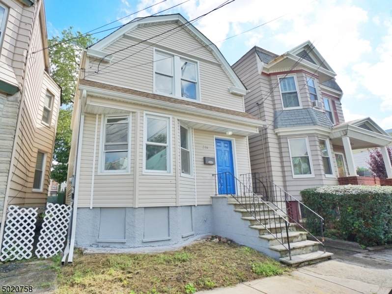 206 21ST ST - Photo 1