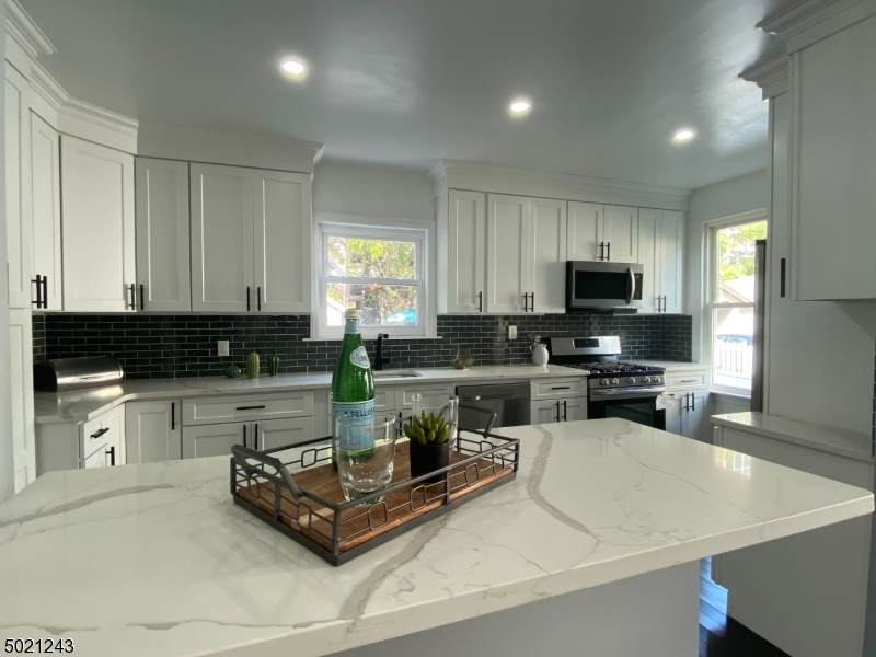 24 Hilton Ave - Photo 1